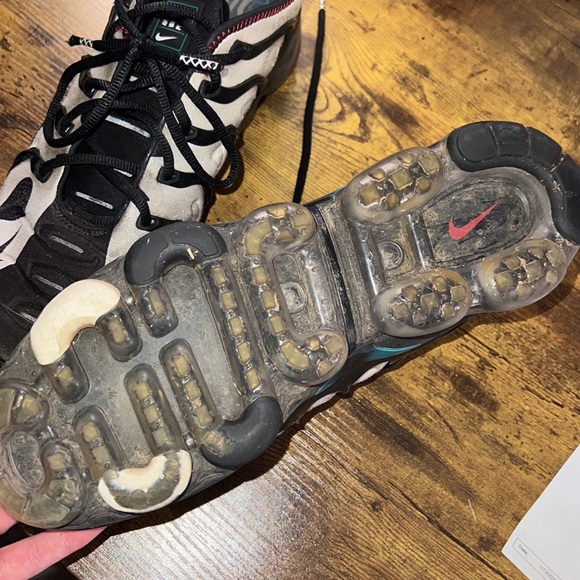 These shoes have been worn alot, but are very stylish shoes. - Picture 6 of 6